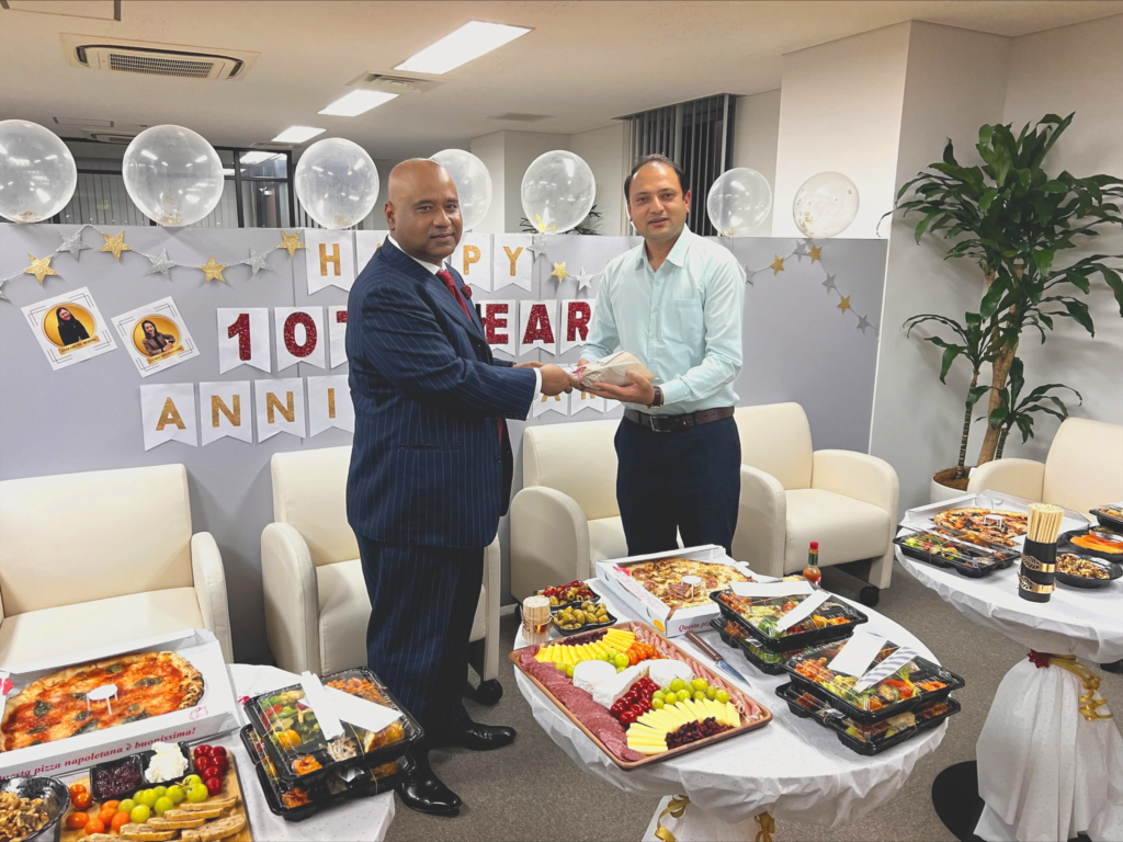 rishi acharya receiving award